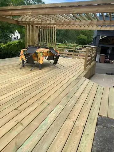 terrasse bois sur mesure à Les Fougerêts - image 3